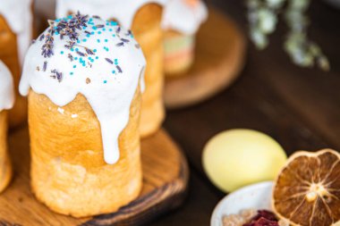 Paskalya pastası tatlı ekmek rengi dekorasyon ev yapımı Paskalya tatlısı kutlama bayramı ortodoks Paskalya Hıristiyanları sofrada sağlıklı yemek atıştırmalıklarını fotokopi çekiyorlar. 