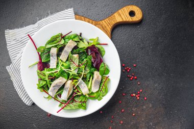 Ringa balığı salatası, deniz ürünleri yeşili marul, taze porsiyon, sağlıklı yemek, diyet aperatifleri fotokopi masasında. Arka planda yer alan kırsal yemek, ya da paleo peskataryan diyeti.