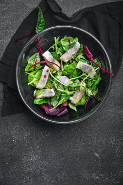 Ringa balığı salatası, deniz ürünleri yeşili marul, taze porsiyon, sağlıklı yemek, diyet aperatifleri fotokopi masasında. Arka planda yer alan kırsal yemek, ya da paleo peskataryan diyeti.