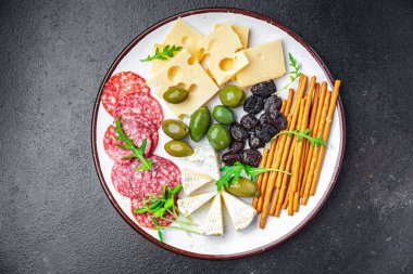 Aperatif tabağı peyniri, sosis, zeytin, ekmek çubukları taze porsiyon yemeye hazır beslenme sağlıklı yemek diyeti hala masa başı yiyecek arka plan kırsal görüşü üzerinde yaşam atıştırmalığı