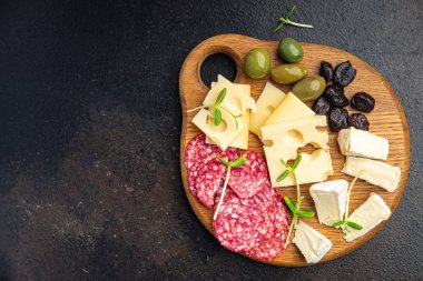 Aperatif tabağı peyniri, sosis, zeytin, ekmek çubukları taze porsiyon yemeye hazır beslenme sağlıklı yemek diyeti hala masa başı yiyecek arka plan kırsal görüşü üzerinde yaşam atıştırmalığı