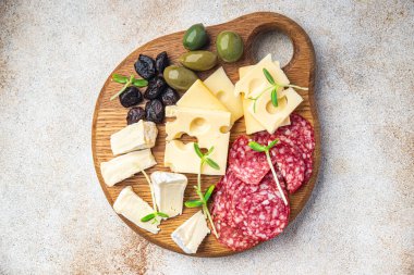 Aperatif tabağı peyniri, sosis, zeytin, ekmek çubukları taze porsiyon yemeye hazır beslenme sağlıklı yemek diyeti hala masa başı yiyecek arka plan kırsal görüşü üzerinde yaşam atıştırmalığı