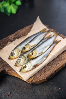 Füme balıklı ringa balığı. Tuzlu deniz ürünleri. Masada atıştırmalık. 