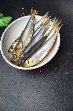 Füme balıklı ringa balığı. Tuzlu deniz ürünleri. Masada atıştırmalık. 