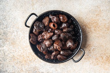 Zeytinler siyah çukur kurutulmuş meyve füme yiyecek masanın üzerinde fotokopi alanı yiyecek arka planı 