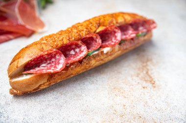 Sosisli sandviç fast food taze yemek aperatifleri fotokopi masasında.