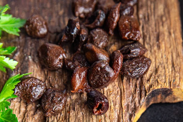 Olives Noir Dénoyautées Fruits Séchés Nourriture Fumée Collation Sur Table — Photo