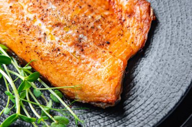 somon balığı ızgara ızgara ızgara ızgara ızgara deniz ürünleri masada taze yemek atıştırmalığı fotokopi uzayı yemek arka planında 