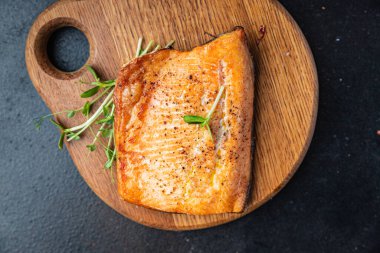 somon balığı ızgara ızgara ızgara ızgara ızgara deniz ürünleri masada taze yemek atıştırmalığı fotokopi uzayı yemek arka planında 