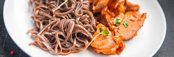 Soba Buchweizen Nudeln Fleisch Tomatensauce Essen Snack Auf Dem Tisch — Stockfoto