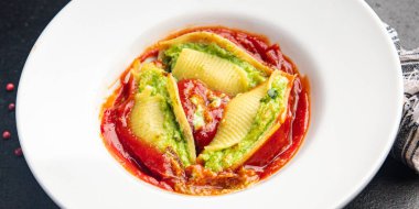 ıspanak ve peynir dolgulu makarna, konchiglie garnitür yemeye hazır buğday buğday, sağlıklı yemek abur cubur masada fotokopi, arka plan, sebze, sebze, vejetaryen, et yok.