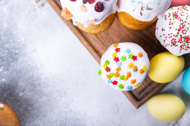 Paskalya pastası tatlı tatlı ekmek bayram kutlamaları Paskalya Ortodoks Hıristiyanları yemek atıştırmalıklarını masa arkasında fotokopi çekiyorlar.