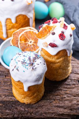 Paskalya pastası tatlı tatlı ekmek bayram kutlamaları Paskalya Ortodoks Hıristiyanları yemek atıştırmalıklarını masa arkasında fotokopi çekiyorlar.