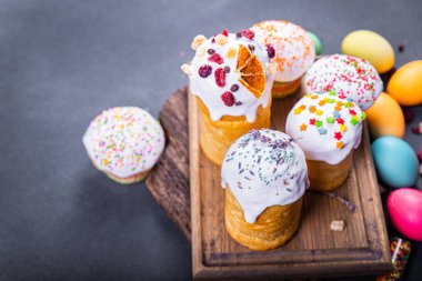 Paskalya pastası tatlı tatlı ekmek bayram kutlamaları Paskalya Ortodoks Hıristiyanları yemek atıştırmalıklarını masa arkasında fotokopi çekiyorlar.