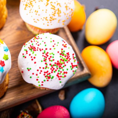 Paskalya pastası tatlı tatlı ekmek bayram kutlamaları Paskalya Ortodoks Hıristiyanları yemek atıştırmalıklarını masa arkasında fotokopi çekiyorlar.