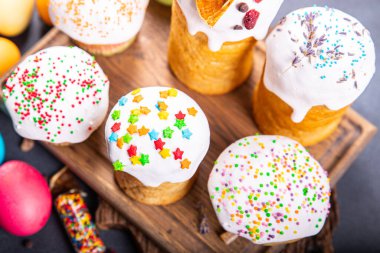 Paskalya pastası tatlı tatlı ekmek bayram kutlamaları Paskalya Ortodoks Hıristiyanları yemek atıştırmalıklarını masa arkasında fotokopi çekiyorlar.