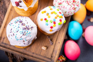 Paskalya pastası tatlı tatlı ekmek bayram kutlamaları Paskalya Ortodoks Hıristiyanları yemek atıştırmalıklarını masa arkasında fotokopi çekiyorlar.
