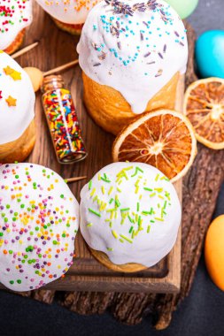 Paskalya pastası tatlı tatlı ekmek bayram kutlamaları Paskalya Ortodoks Hıristiyanları yemek atıştırmalıklarını masa arkasında fotokopi çekiyorlar.