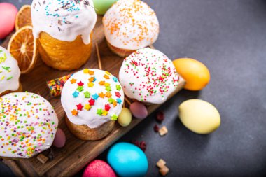 Paskalya pastası tatlı tatlı ekmek bayram kutlamaları Paskalya Ortodoks Hıristiyanları yemek atıştırmalıklarını masa arkasında fotokopi çekiyorlar.