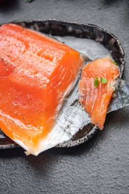 Taze porsiyon yemeye hazır tuzlanmış somon balığı. Sağlıklı beslenme diyeti. Fotokopi masasında yaşam boyu atıştırmalık.