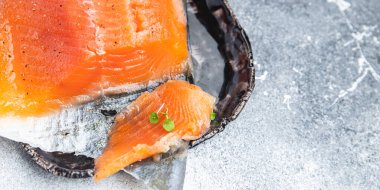 Taze porsiyon yemeye hazır tuzlanmış somon balığı. Sağlıklı beslenme diyeti. Fotokopi masasında yaşam boyu atıştırmalık.
