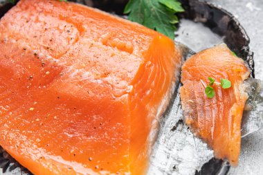 Taze porsiyon yemeye hazır tuzlanmış somon balığı. Sağlıklı beslenme diyeti. Fotokopi masasında yaşam boyu atıştırmalık.