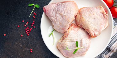 Çiğ tavuk butlu kümes hayvanı eti taze porsiyon sağlıklı beslenme diyeti masanın fotokopisinde hala hayat atıştırmalığı arka plan kırsal manzarası