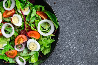 Salata bıldırcın yumurtası domatesleri sebze sağlıklı yemek aperatifleri fotokopi arka planında keto veya paleo diyet vejetaryen ya da vejetaryen yiyecekler.