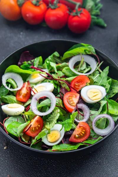 サラダウズラの卵トマトミックスは テーブルの上に野菜の健康的な食事食品スナックを残しますコピースペースフード背景ケトやパレオダイエット野菜ビーガンやベジタリアンフード — ストック写真