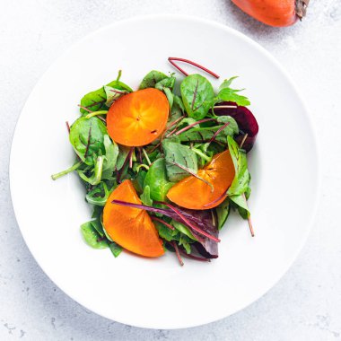 Paskalya salatası, hurma salatası, marul, yeşil yapraklar. Masanın üzerinde sağlıklı yemek atıştırmalıkları karıştırın. 