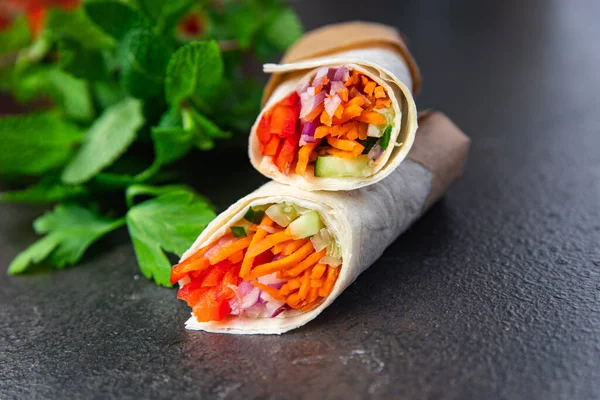 Vejetaryen sebzeli, lahanalı, lahanalı, sebzeli sandviç burrito Pita. Sebzeli, sağlıklı, abur cubur, fotokopi mekanı arka planında. 