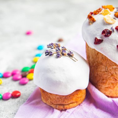 Paskalya bayramı renkli şekerler. Paskalya pastası, ev yapımı, pastalı, tatlı, bayram, paskalya bayramı. Yemek atıştırmalıkları masanın üzerinde. 