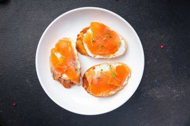 somon sandviçi smorrebrod açık sandviç deniz ürünleri taze porsiyon diyet sağlıklı yemek diyeti masanın üzerinde yaşam atıştırmalığı arka plan fotokopisi köylü üst görüş peskataryan diyeti