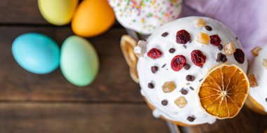 Paskalya pastası bayramı rengarenk paskalya yumurtası ev yapımı tatlı tatlı tatlı paskalya yemeği atıştırmalıkları masanın arkasında yer alan uzay yiyeceklerinin fotokopisi. 