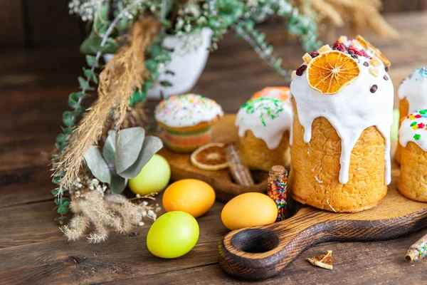 Wielkanoc Ciasto Wakacje Kolorowe Pisanki Jajko Domowe Ciasto Słodkie Deser — Zdjęcie stockowe
