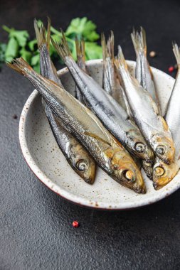 Sprat tütsülenmiş küçük balık ringa balığı tuzlu deniz mahsulleri yemek atıştırmalıkları masanın üzerinde fotokopi alanı arka planında 