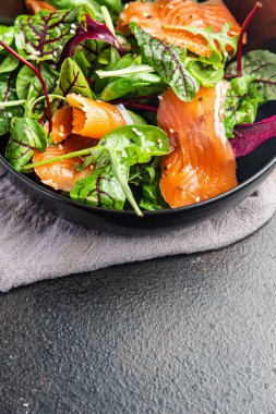 Salata somon dilimleri yeşil salata karışımı deniz ürünleri taze diyet sağlıklı beslenme diyet aperatifi masanın üzerinde fotokopi uzayı yemek arka planı keto veya paleo vejetaryen yemeği et yok peskataryen diyeti yok