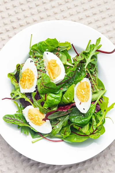 Salada Páscoa Ovo Folhas Verdes Misturar Porção Fresca Dieta Saudável — Fotografia de Stock