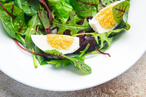 Salada Páscoa Ovo Folhas Verdes Misturar Porção Fresca Dieta Saudável — Fotografia de Stock