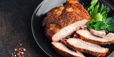 Domuz eti, jambon, taze et, sağlıklı yemek, diyet aperatifleri fotokopi masasında.