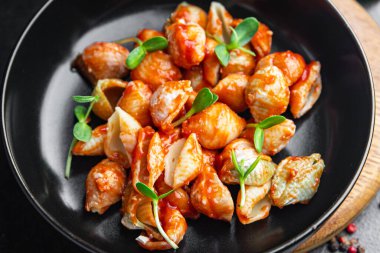 Vejetaryen makarnası et yok domates sosu yok Konchiglie kabuğu sağlıklı yemek yiyecekler vejetaryen atıştırmalıkları fotokopi masasında 