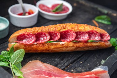 Sandviç sosisi fast food taze yemek aperatifleri fotokopi masasında.