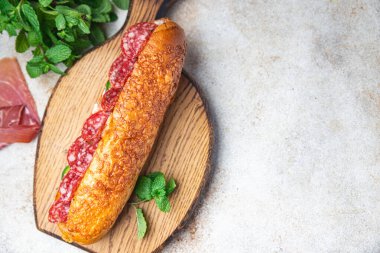 Sandviç sosisi fast food taze yemek aperatifleri fotokopi masasında.