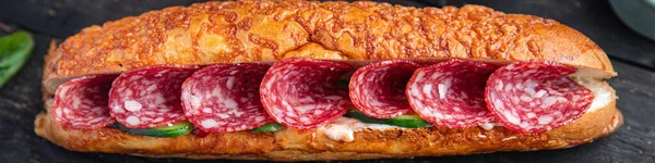 Sandwich Salsiccia Fast Food Pasto Fresco Spuntino Sulla Tavola Copia — Foto Stock