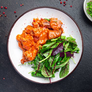 Haşlanmış et sosu domuz eti tavuk taze diyet sağlıklı yemek diyet aperatifi masa üzerinde fotokopi uzay gıda arka planı 