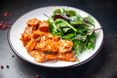 Haşlanmış et sosu domuz eti tavuk taze diyet sağlıklı yemek diyet aperatifi masa üzerinde fotokopi uzay gıda arka planı 