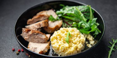 Et bulguru ve salata yaprakları marul taze diyet sağlıklı yemek diyet atıştırmalıkları masanın üzerinde fotokopi çekiliyor. 