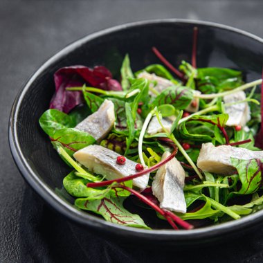 Paskalya salatası, ringa balığı, deniz ürünleri, yeşil yaprak, marul, sağlıklı yemek, paskalya yemeği, atıştırmalık şeyler. 