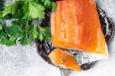 Taze somon dilimi, hafif tuzlu balık, deniz ürünleri, beslenme, beslenme, beslenme, beslenme, atıştırma, fotokopi... 