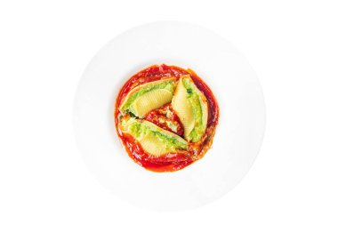 ıspanak peyniriyle doldurulmuş makarna koni, masa arkasında sağlıklı yemek abur cuburu fotokopi. 